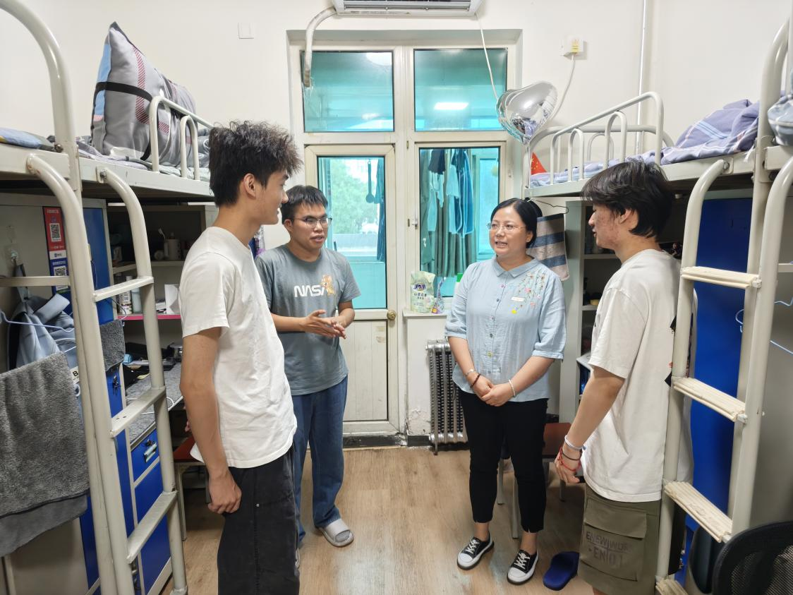 国际商学院期末开展公寓送平安、送温暖慰问走访活动