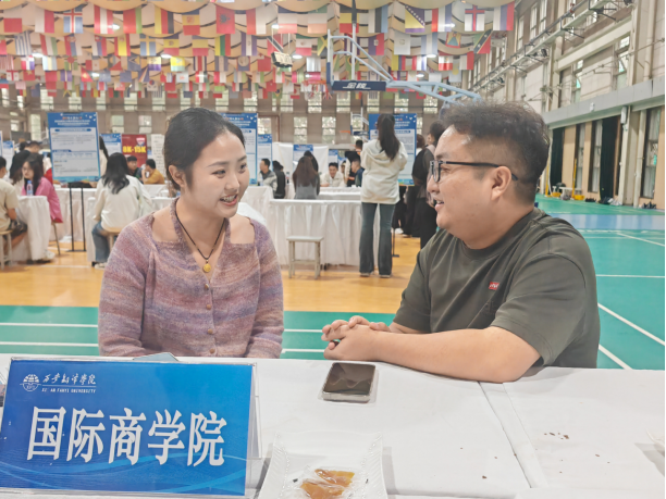 国际商学院组织2026届毕业生参加西安市就业公共服务进校园活动暨西安翻译学院专场招聘会